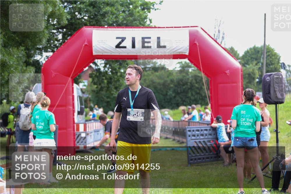 21.06.2026 - 29. Vierlanden-Triathlon Andreas Tolksdorf http://msf.ph/oto/9914255 21.06.2026 11:21:22 Ziel 411, 439 meine-sportfotos.de