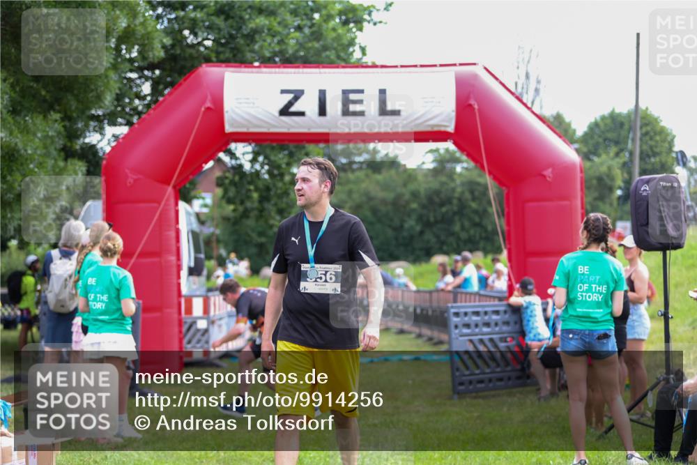 21.06.2026 - 29. Vierlanden-Triathlon Andreas Tolksdorf http://msf.ph/oto/9914256 21.06.2026 11:21:22 Ziel 411, 439 meine-sportfotos.de
