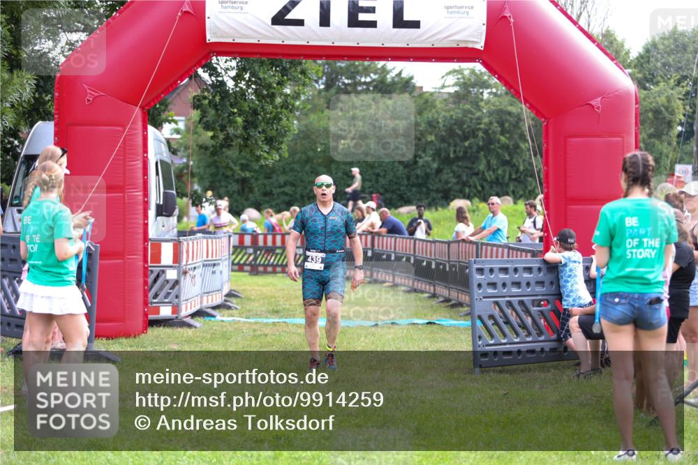 21.06.2026 - 29. Vierlanden-Triathlon Andreas Tolksdorf http://msf.ph/oto/9914259 21.06.2026 11:21:28 Ziel 411, 439 meine-sportfotos.de