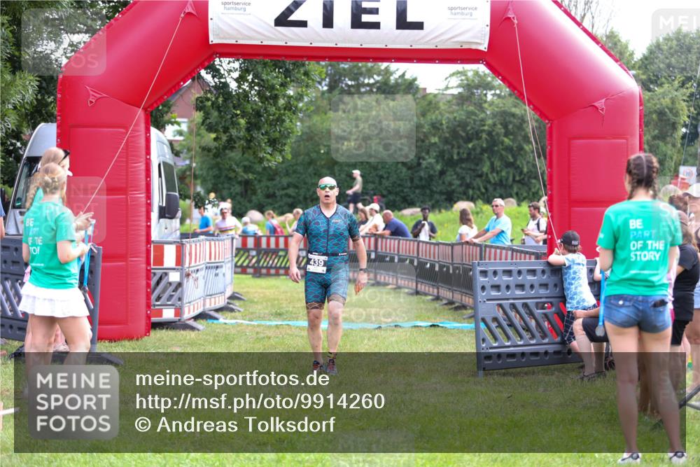 21.06.2026 - 29. Vierlanden-Triathlon Andreas Tolksdorf http://msf.ph/oto/9914260 21.06.2026 11:21:28 Ziel 411, 439 meine-sportfotos.de