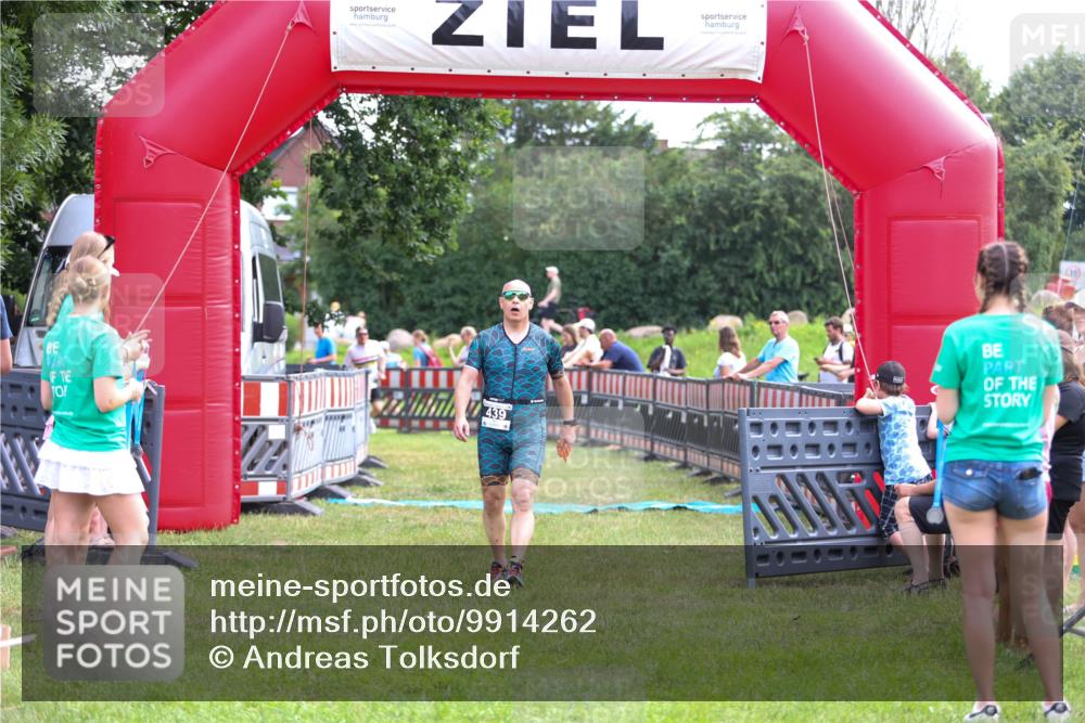 21.06.2026 - 29. Vierlanden-Triathlon Andreas Tolksdorf http://msf.ph/oto/9914262 21.06.2026 11:21:28 Ziel 411, 439 meine-sportfotos.de