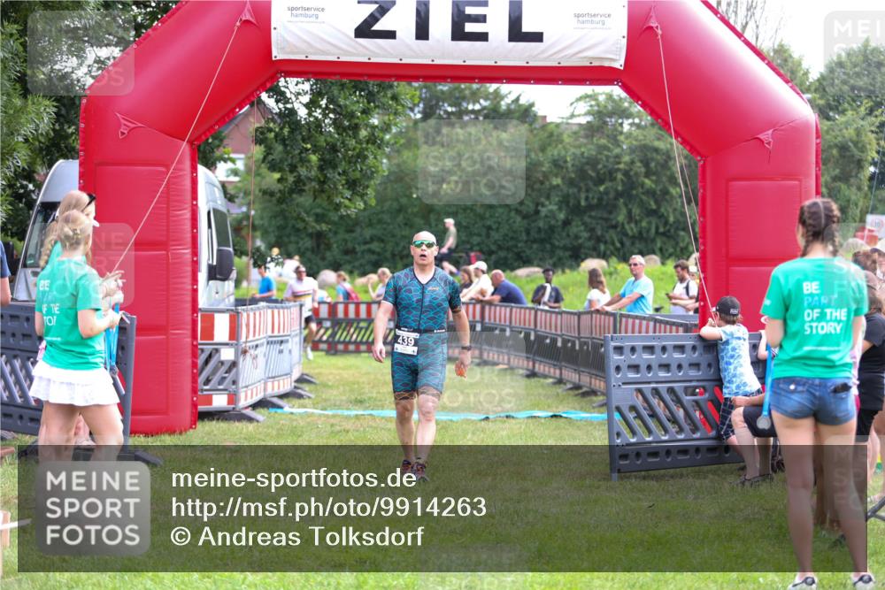 21.06.2026 - 29. Vierlanden-Triathlon Andreas Tolksdorf http://msf.ph/oto/9914263 21.06.2026 11:21:28 Ziel 411, 439 meine-sportfotos.de