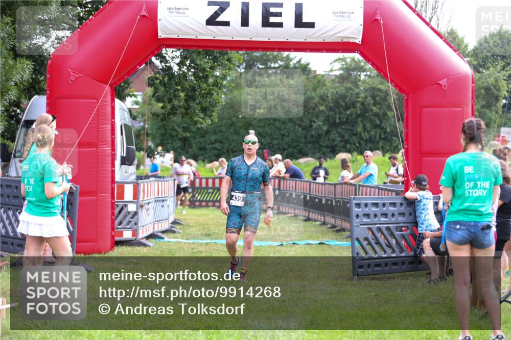 21.06.2026 - 29. Vierlanden-Triathlon Andreas Tolksdorf http://msf.ph/oto/9914268 21.06.2026 11:21:28 Ziel 411, 439 meine-sportfotos.de