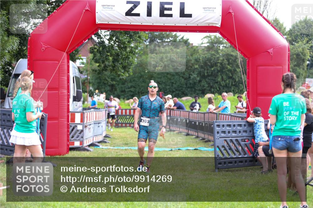 21.06.2026 - 29. Vierlanden-Triathlon Andreas Tolksdorf http://msf.ph/oto/9914269 21.06.2026 11:21:28 Ziel 411, 439 meine-sportfotos.de
