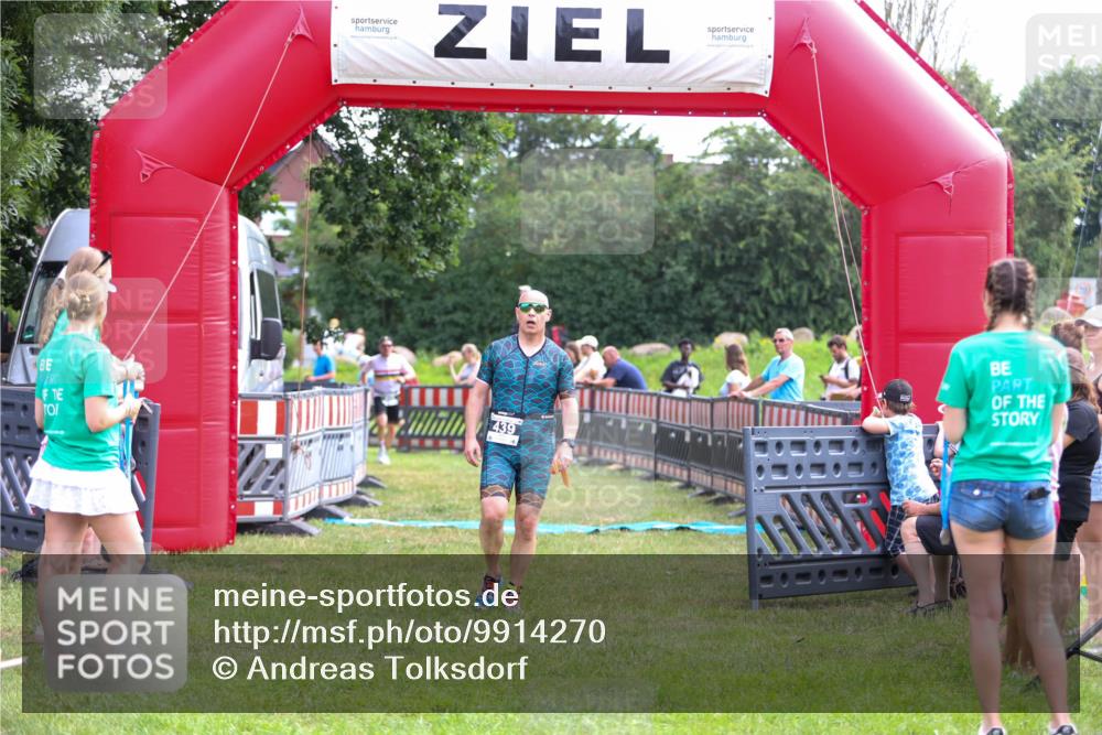 21.06.2026 - 29. Vierlanden-Triathlon Andreas Tolksdorf http://msf.ph/oto/9914270 21.06.2026 11:21:28 Ziel 411, 439 meine-sportfotos.de