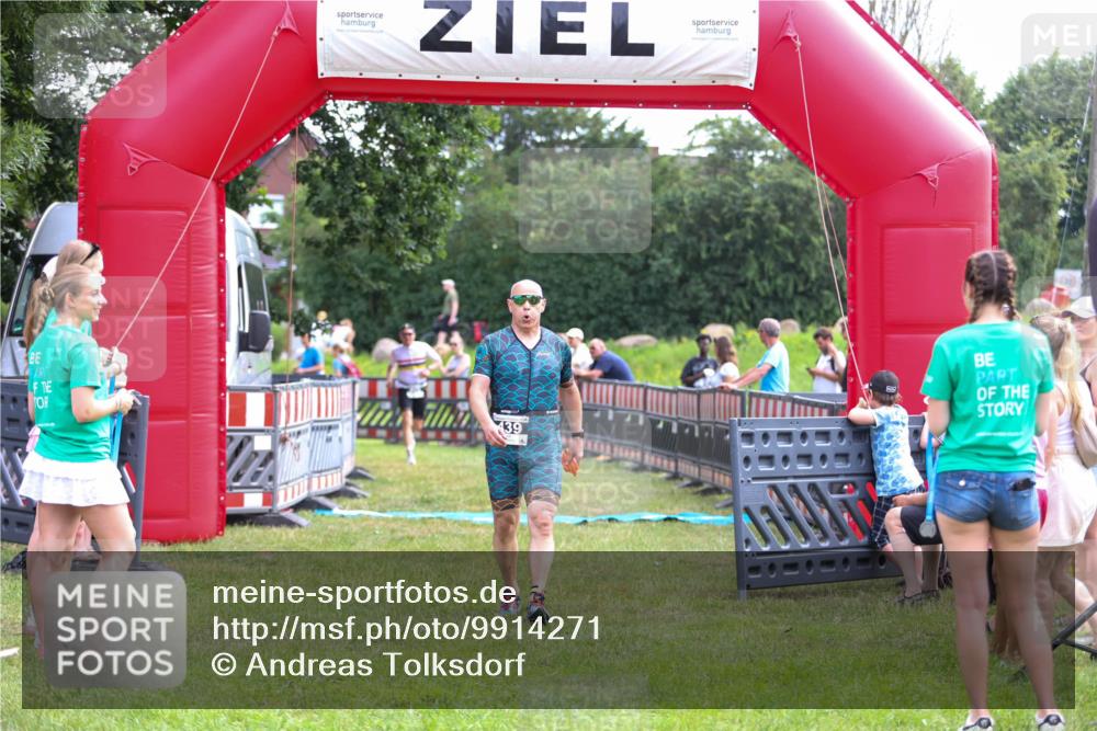 21.06.2026 - 29. Vierlanden-Triathlon Andreas Tolksdorf http://msf.ph/oto/9914271 21.06.2026 11:21:29 Ziel 411, 439 meine-sportfotos.de