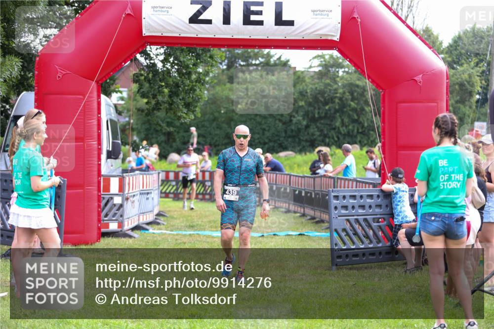 21.06.2026 - 29. Vierlanden-Triathlon Andreas Tolksdorf http://msf.ph/oto/9914276 21.06.2026 11:21:29 Ziel 411, 439 meine-sportfotos.de