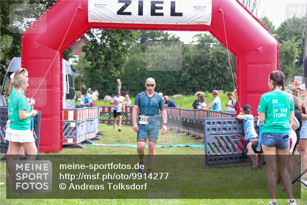 21.06.2026 - 29. Vierlanden-Triathlon Andreas Tolksdorf http://msf.ph/oto/9914277 21.06.2026 11:21:29 Ziel 411, 439 meine-sportfotos.de