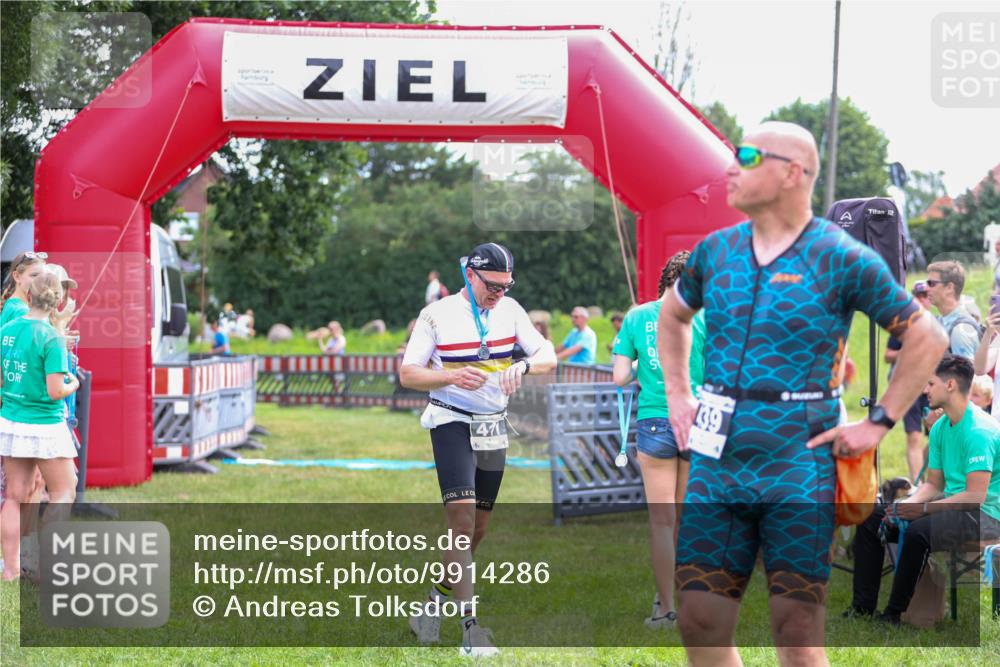 21.06.2026 - 29. Vierlanden-Triathlon Andreas Tolksdorf http://msf.ph/oto/9914286 21.06.2026 11:21:41 Ziel  meine-sportfotos.de