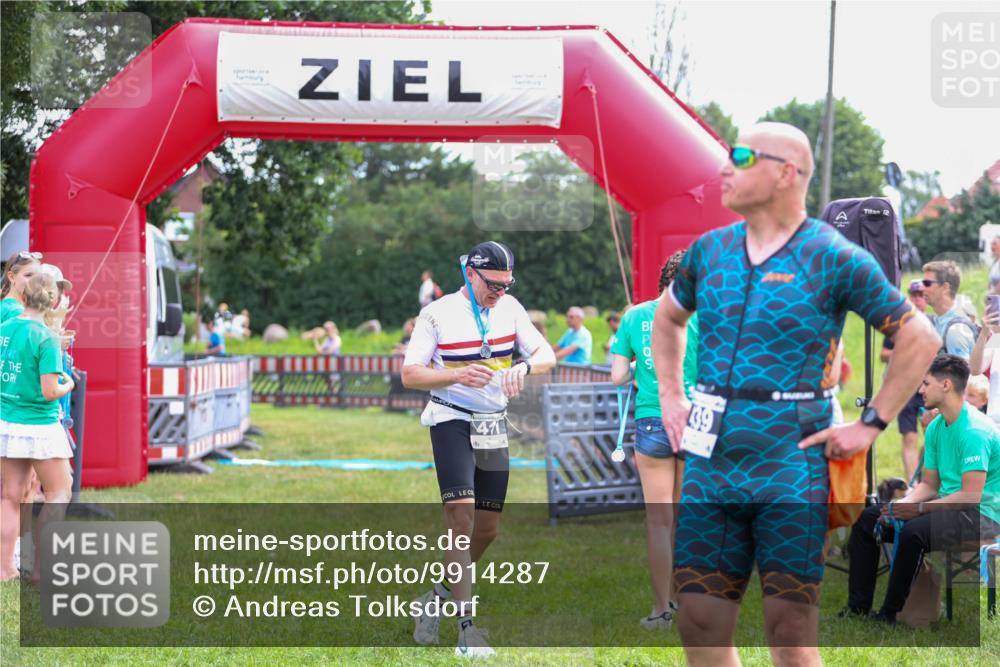 21.06.2026 - 29. Vierlanden-Triathlon Andreas Tolksdorf http://msf.ph/oto/9914287 21.06.2026 11:21:41 Ziel  meine-sportfotos.de
