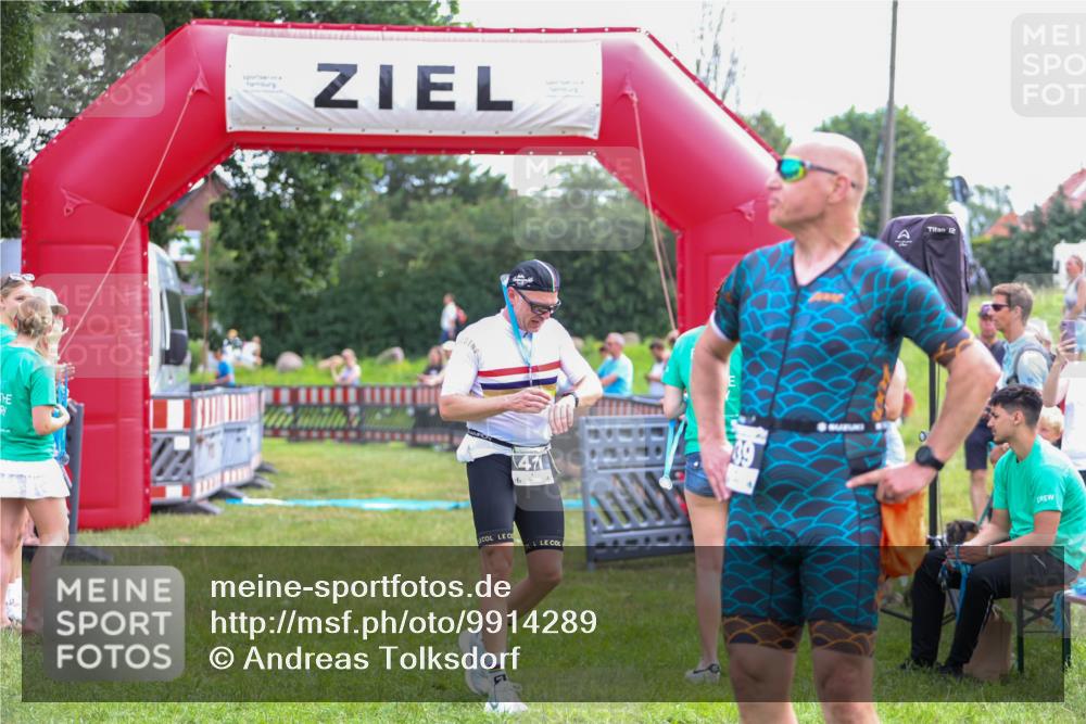 21.06.2026 - 29. Vierlanden-Triathlon Andreas Tolksdorf http://msf.ph/oto/9914289 21.06.2026 11:21:41 Ziel  meine-sportfotos.de