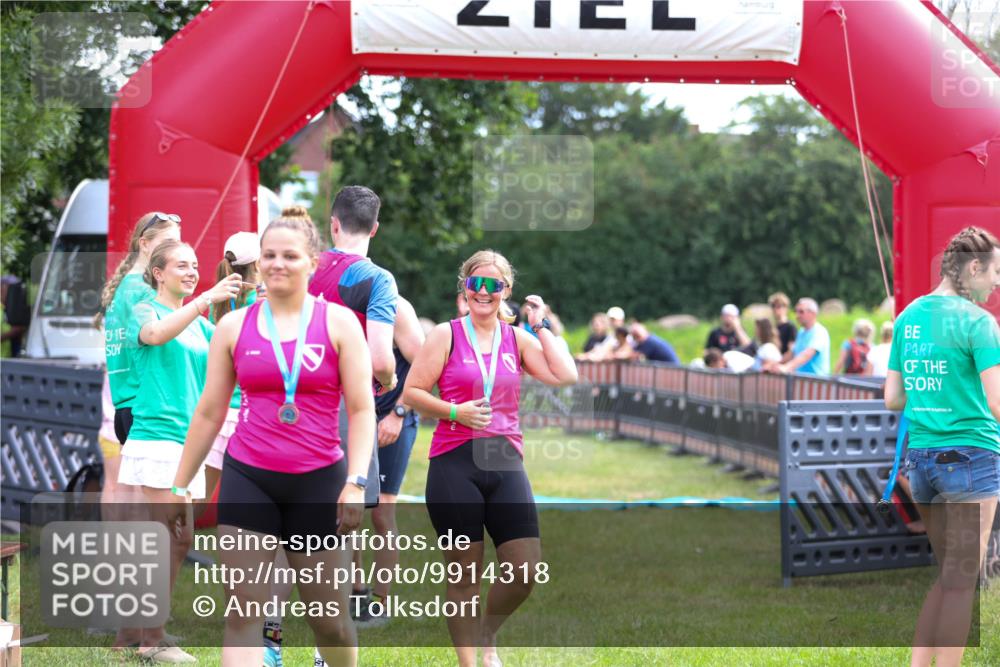 21.06.2026 - 29. Vierlanden-Triathlon Andreas Tolksdorf http://msf.ph/oto/9914318 21.06.2026 11:22:14 Ziel 417, 445 meine-sportfotos.de