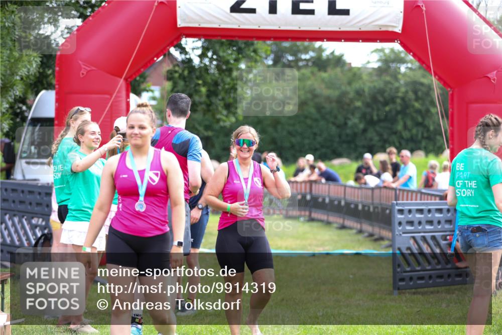 21.06.2026 - 29. Vierlanden-Triathlon Andreas Tolksdorf http://msf.ph/oto/9914319 21.06.2026 11:22:14 Ziel 417, 445 meine-sportfotos.de