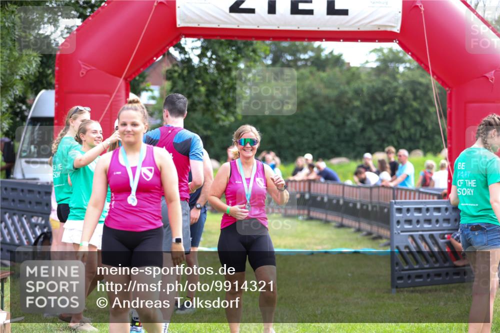 21.06.2026 - 29. Vierlanden-Triathlon Andreas Tolksdorf http://msf.ph/oto/9914321 21.06.2026 11:22:14 Ziel 417, 445 meine-sportfotos.de