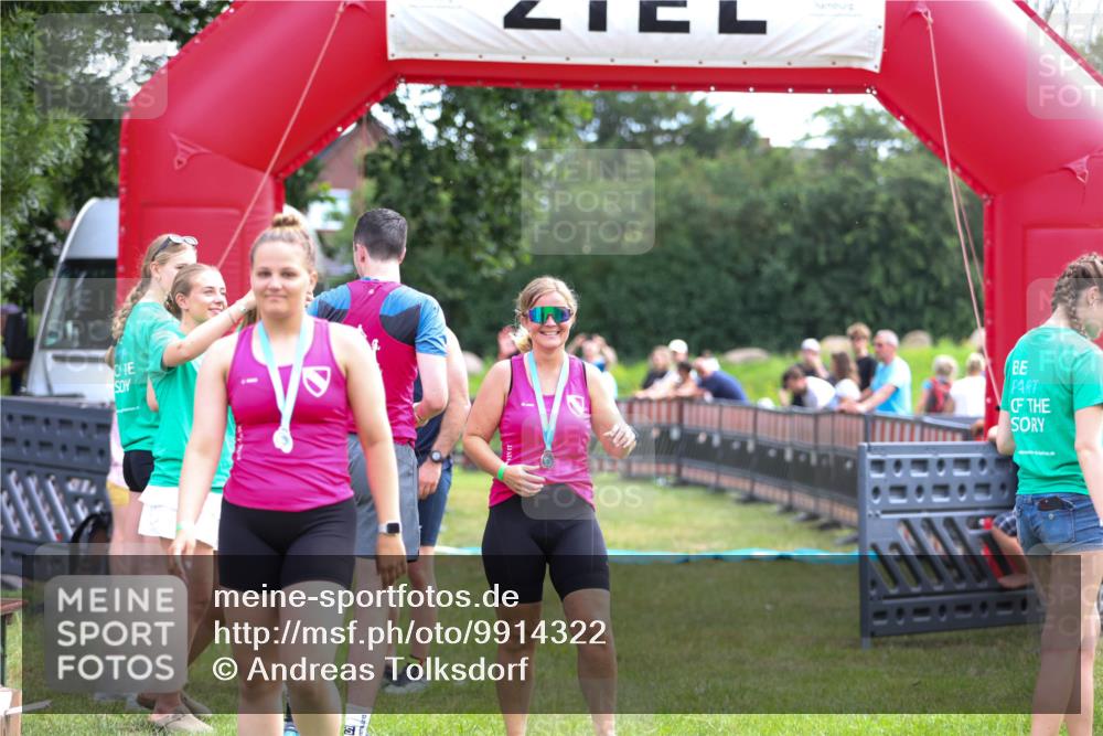 21.06.2026 - 29. Vierlanden-Triathlon Andreas Tolksdorf http://msf.ph/oto/9914322 21.06.2026 11:22:14 Ziel 417, 445 meine-sportfotos.de