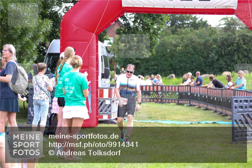 21.06.2026 - 29. Vierlanden-Triathlon Andreas Tolksdorf http://msf.ph/oto/9914341 21.06.2026 11:22:30 Ziel 220 meine-sportfotos.de