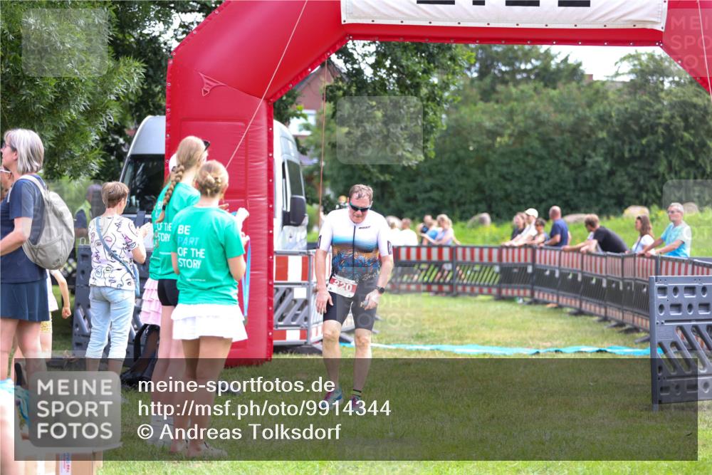 21.06.2026 - 29. Vierlanden-Triathlon Andreas Tolksdorf http://msf.ph/oto/9914344 21.06.2026 11:22:30 Ziel 220 meine-sportfotos.de