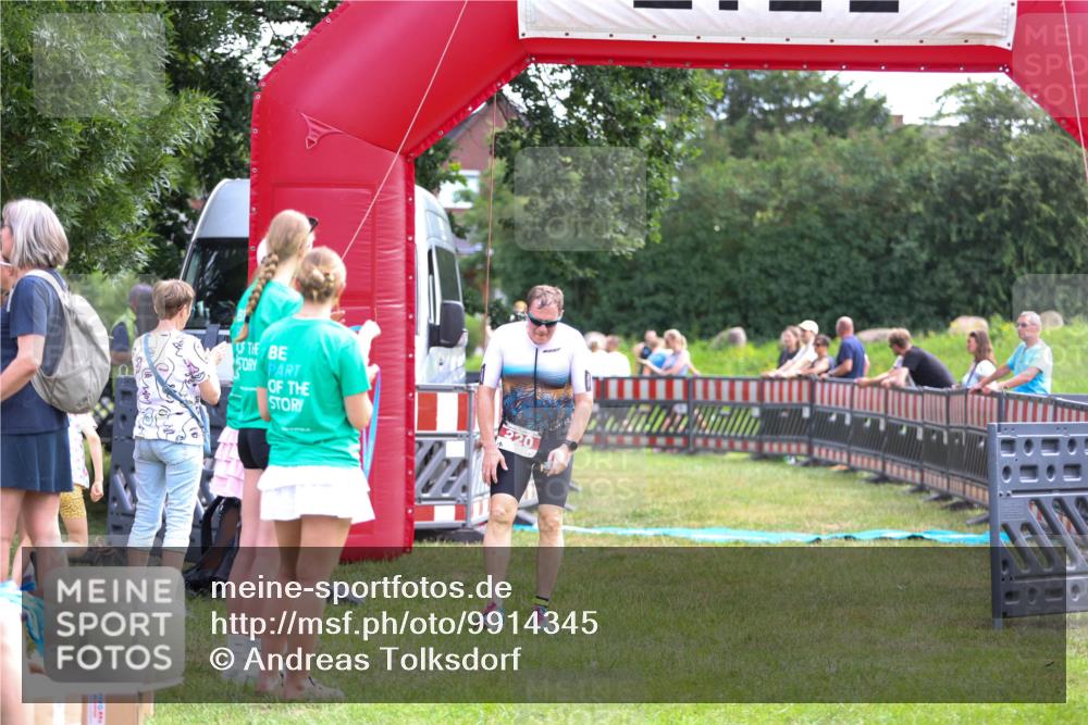21.06.2026 - 29. Vierlanden-Triathlon Andreas Tolksdorf http://msf.ph/oto/9914345 21.06.2026 11:22:30 Ziel 220 meine-sportfotos.de