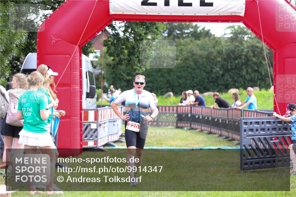 21.06.2026 - 29. Vierlanden-Triathlon Andreas Tolksdorf http://msf.ph/oto/9914347 21.06.2026 11:22:37 Ziel  meine-sportfotos.de