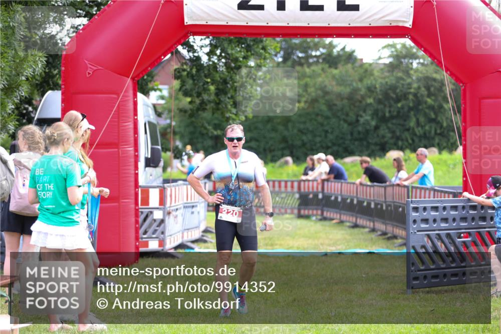 21.06.2026 - 29. Vierlanden-Triathlon Andreas Tolksdorf http://msf.ph/oto/9914352 21.06.2026 11:22:37 Ziel  meine-sportfotos.de