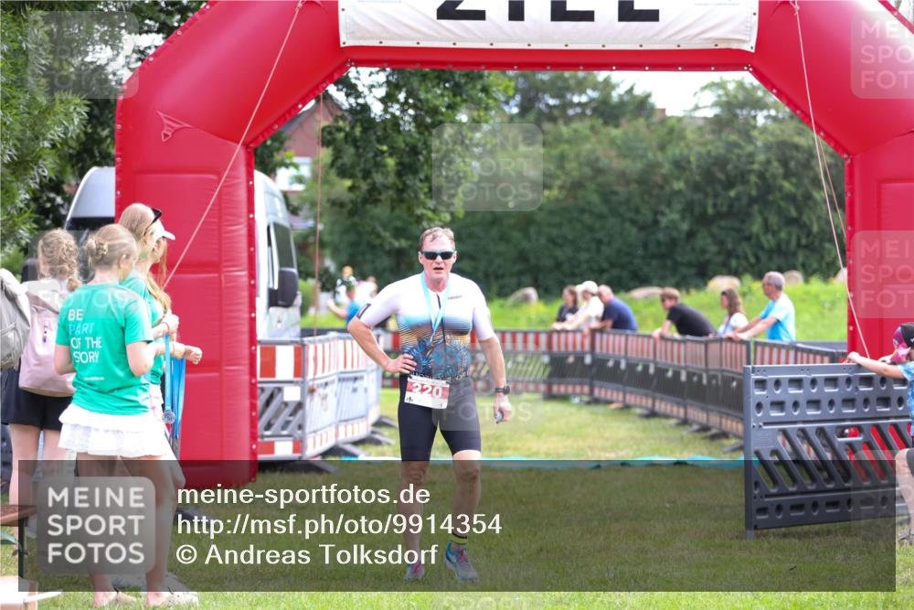 21.06.2026 - 29. Vierlanden-Triathlon Andreas Tolksdorf http://msf.ph/oto/9914354 21.06.2026 11:22:37 Ziel  meine-sportfotos.de