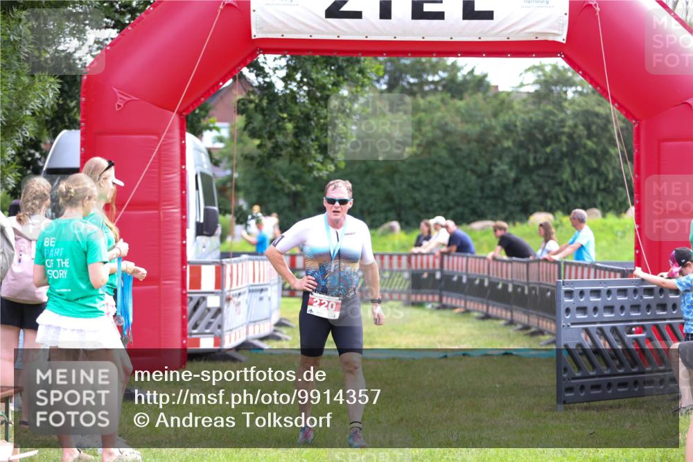 21.06.2026 - 29. Vierlanden-Triathlon Andreas Tolksdorf http://msf.ph/oto/9914357 21.06.2026 11:22:37 Ziel  meine-sportfotos.de