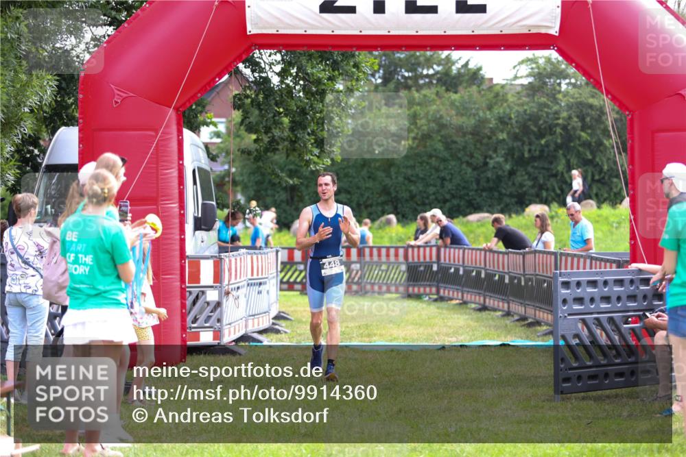 21.06.2026 - 29. Vierlanden-Triathlon Andreas Tolksdorf http://msf.ph/oto/9914360 21.06.2026 11:22:50 Ziel 448 meine-sportfotos.de
