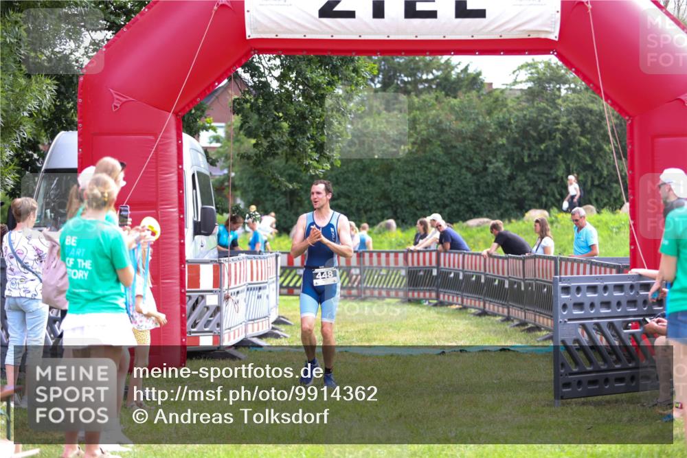 21.06.2026 - 29. Vierlanden-Triathlon Andreas Tolksdorf http://msf.ph/oto/9914362 21.06.2026 11:22:50 Ziel 448 meine-sportfotos.de