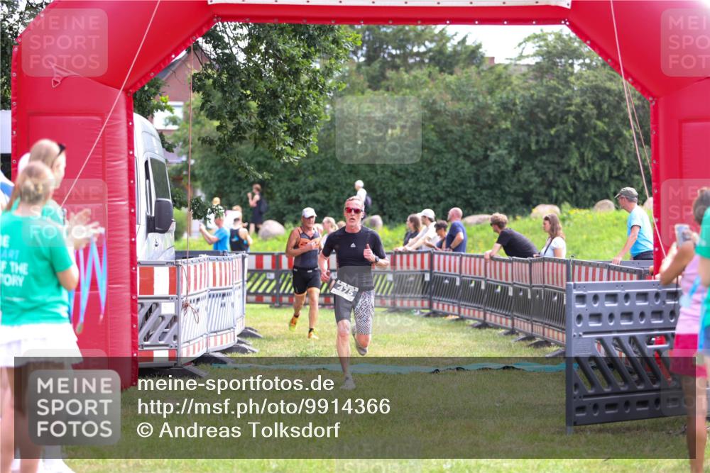 21.06.2026 - 29. Vierlanden-Triathlon Andreas Tolksdorf http://msf.ph/oto/9914366 21.06.2026 11:23:04 Ziel 443, 471, 475 meine-sportfotos.de