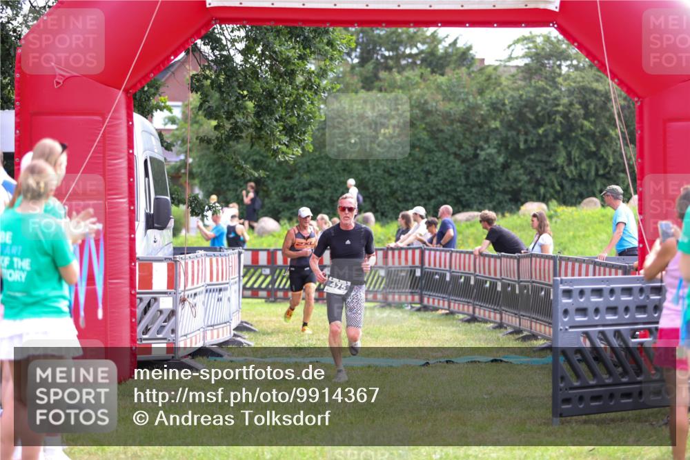 21.06.2026 - 29. Vierlanden-Triathlon Andreas Tolksdorf http://msf.ph/oto/9914367 21.06.2026 11:23:04 Ziel 443, 471, 475 meine-sportfotos.de