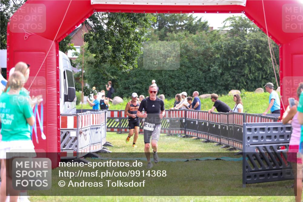 21.06.2026 - 29. Vierlanden-Triathlon Andreas Tolksdorf http://msf.ph/oto/9914368 21.06.2026 11:23:04 Ziel 443, 471, 475 meine-sportfotos.de