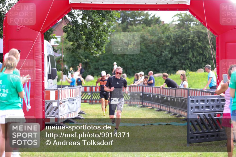 21.06.2026 - 29. Vierlanden-Triathlon Andreas Tolksdorf http://msf.ph/oto/9914371 21.06.2026 11:23:04 Ziel 443, 471, 475 meine-sportfotos.de