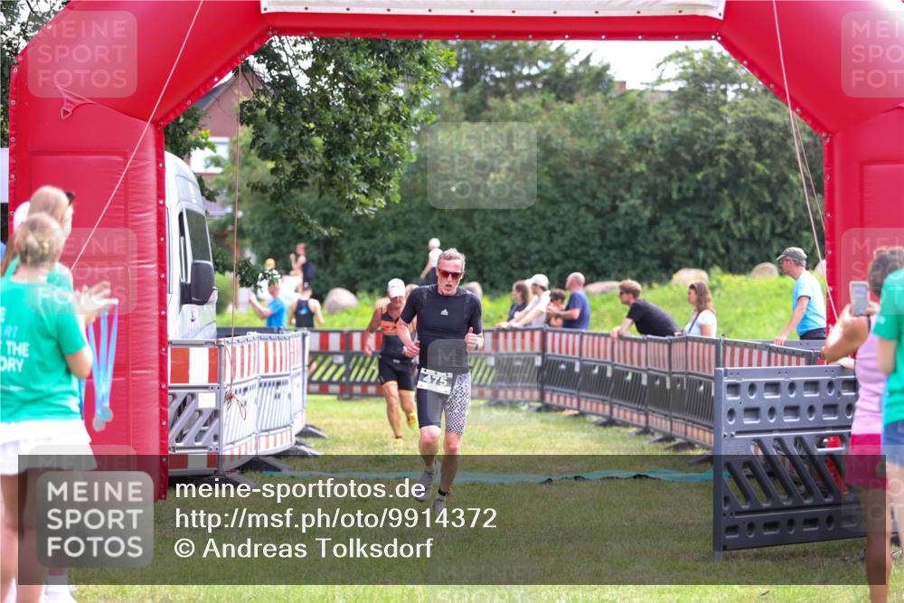 21.06.2026 - 29. Vierlanden-Triathlon Andreas Tolksdorf http://msf.ph/oto/9914372 21.06.2026 11:23:04 Ziel 443, 471, 475 meine-sportfotos.de