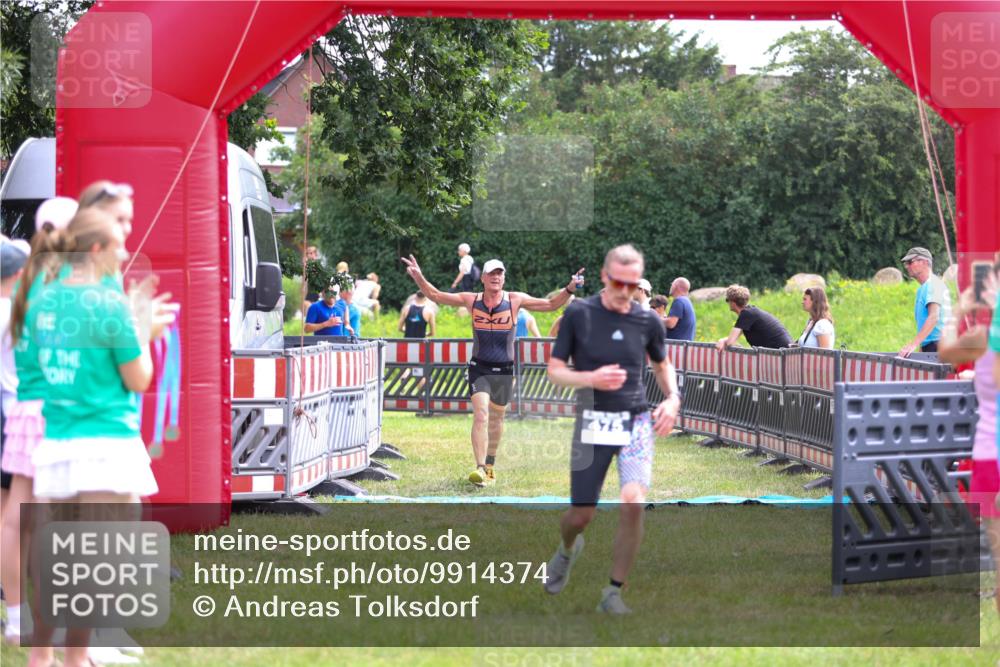 21.06.2026 - 29. Vierlanden-Triathlon Andreas Tolksdorf http://msf.ph/oto/9914374 21.06.2026 11:23:05 Ziel 443, 471, 475 meine-sportfotos.de