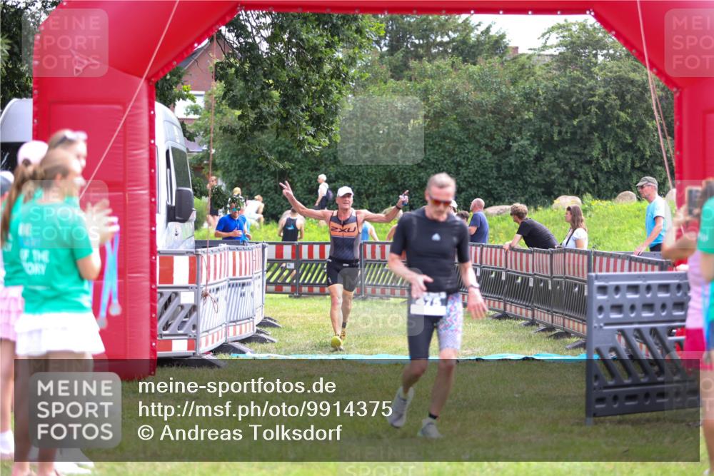 21.06.2026 - 29. Vierlanden-Triathlon Andreas Tolksdorf http://msf.ph/oto/9914375 21.06.2026 11:23:06 Ziel 443, 471, 475 meine-sportfotos.de