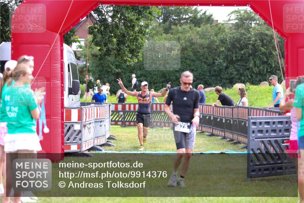 21.06.2026 - 29. Vierlanden-Triathlon Andreas Tolksdorf http://msf.ph/oto/9914376 21.06.2026 11:23:06 Ziel 443, 471, 475 meine-sportfotos.de