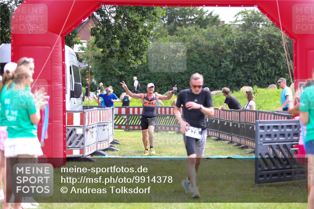 21.06.2026 - 29. Vierlanden-Triathlon Andreas Tolksdorf http://msf.ph/oto/9914378 21.06.2026 11:23:06 Ziel 443, 471, 475 meine-sportfotos.de