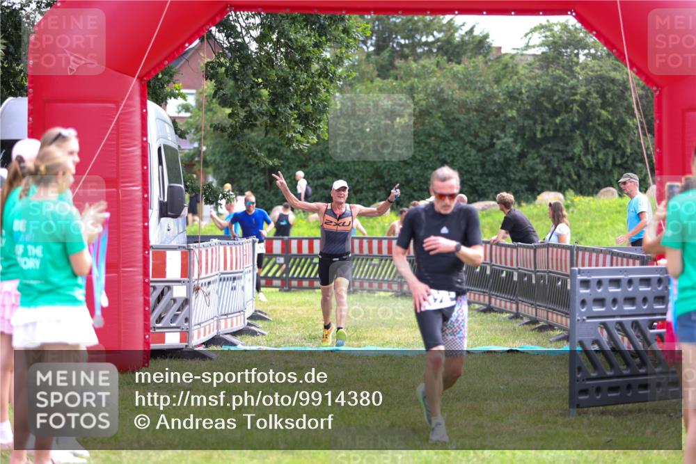 21.06.2026 - 29. Vierlanden-Triathlon Andreas Tolksdorf http://msf.ph/oto/9914380 21.06.2026 11:23:06 Ziel 443, 471, 475 meine-sportfotos.de