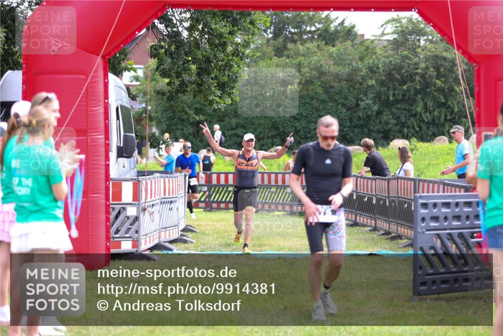 21.06.2026 - 29. Vierlanden-Triathlon Andreas Tolksdorf http://msf.ph/oto/9914381 21.06.2026 11:23:06 Ziel 443, 471, 475 meine-sportfotos.de
