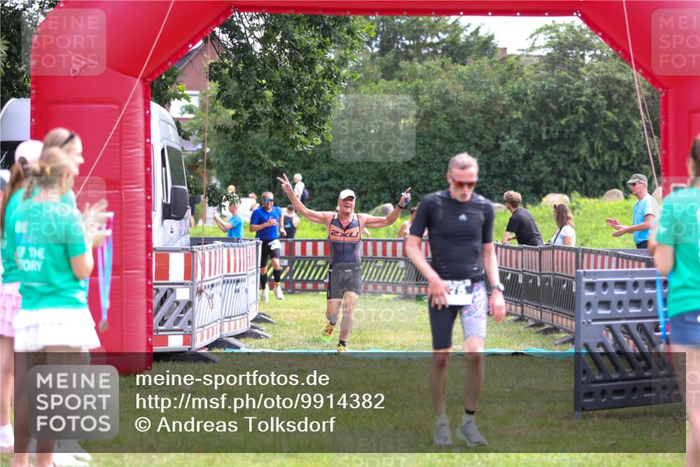 21.06.2026 - 29. Vierlanden-Triathlon Andreas Tolksdorf http://msf.ph/oto/9914382 21.06.2026 11:23:06 Ziel 443, 471, 475 meine-sportfotos.de