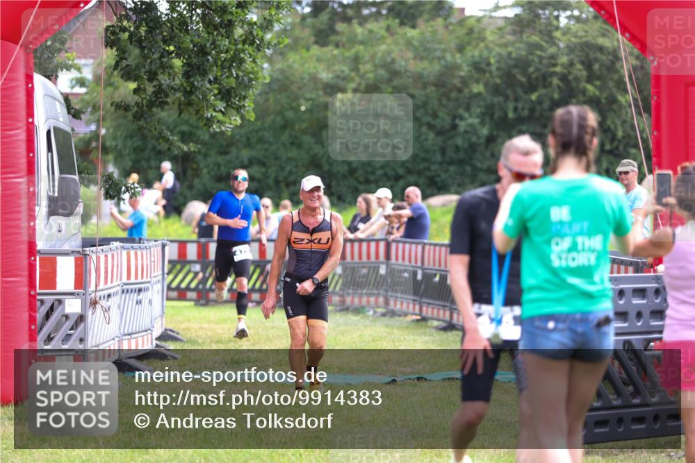21.06.2026 - 29. Vierlanden-Triathlon Andreas Tolksdorf http://msf.ph/oto/9914383 21.06.2026 11:23:08 Ziel 443, 471, 475 meine-sportfotos.de