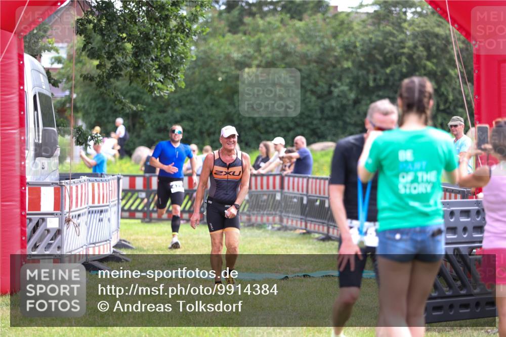 21.06.2026 - 29. Vierlanden-Triathlon Andreas Tolksdorf http://msf.ph/oto/9914384 21.06.2026 11:23:08 Ziel 443, 471, 475 meine-sportfotos.de