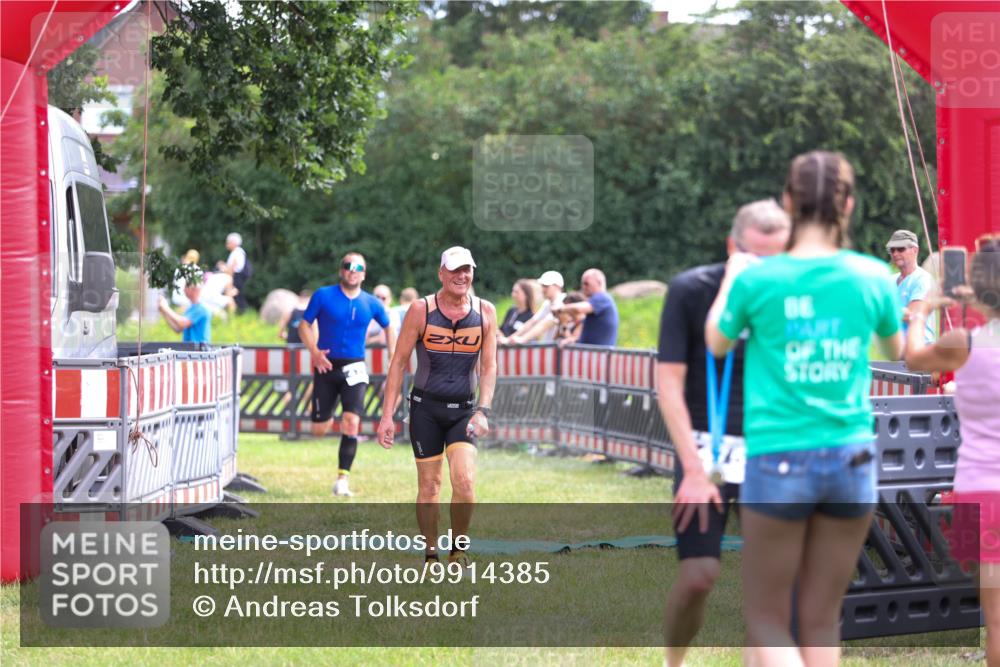 21.06.2026 - 29. Vierlanden-Triathlon Andreas Tolksdorf http://msf.ph/oto/9914385 21.06.2026 11:23:08 Ziel 443, 471, 475 meine-sportfotos.de