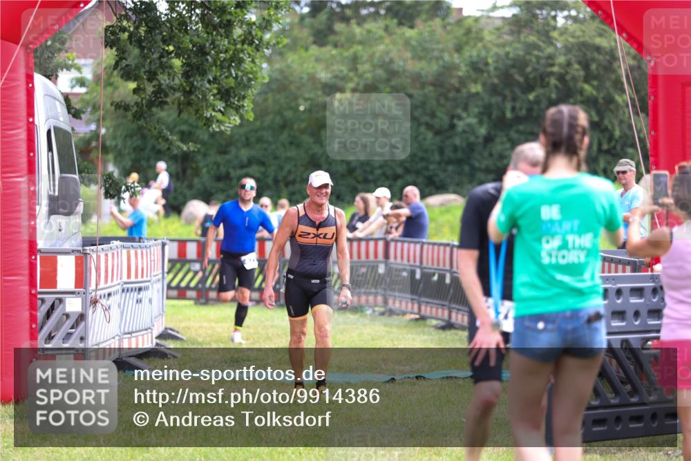 21.06.2026 - 29. Vierlanden-Triathlon Andreas Tolksdorf http://msf.ph/oto/9914386 21.06.2026 11:23:08 Ziel 443, 471, 475 meine-sportfotos.de