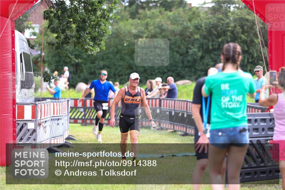 21.06.2026 - 29. Vierlanden-Triathlon Andreas Tolksdorf http://msf.ph/oto/9914388 21.06.2026 11:23:08 Ziel 443, 471, 475 meine-sportfotos.de