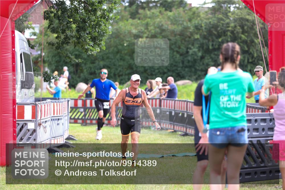 21.06.2026 - 29. Vierlanden-Triathlon Andreas Tolksdorf http://msf.ph/oto/9914389 21.06.2026 11:23:08 Ziel 443, 471, 475 meine-sportfotos.de