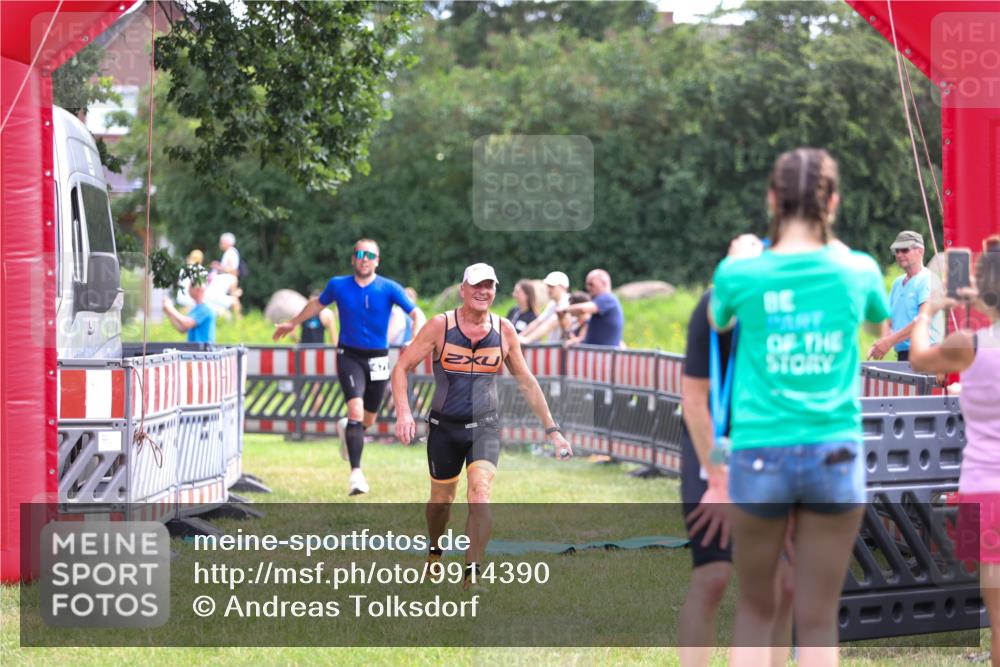 21.06.2026 - 29. Vierlanden-Triathlon Andreas Tolksdorf http://msf.ph/oto/9914390 21.06.2026 11:23:08 Ziel 443, 471, 475 meine-sportfotos.de
