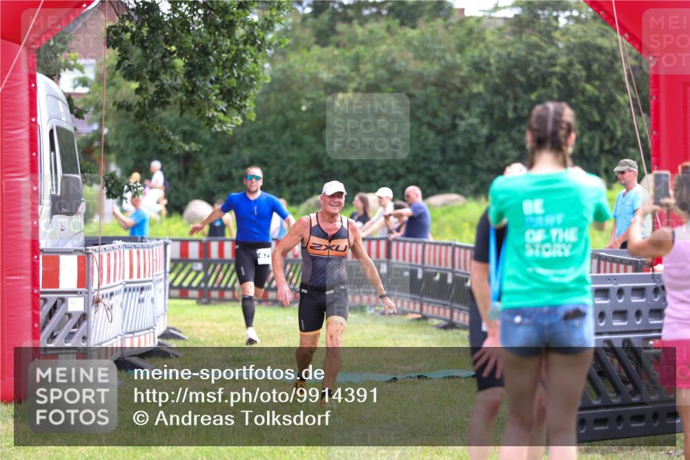 21.06.2026 - 29. Vierlanden-Triathlon Andreas Tolksdorf http://msf.ph/oto/9914391 21.06.2026 11:23:08 Ziel 443, 471, 475 meine-sportfotos.de