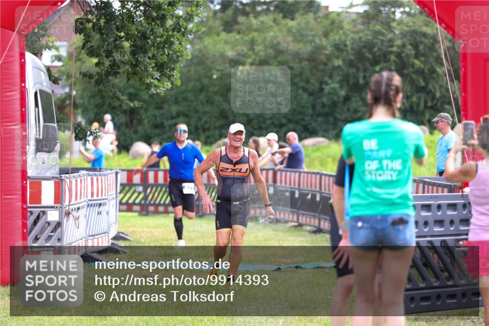 21.06.2026 - 29. Vierlanden-Triathlon Andreas Tolksdorf http://msf.ph/oto/9914393 21.06.2026 11:23:08 Ziel 443, 471, 475 meine-sportfotos.de