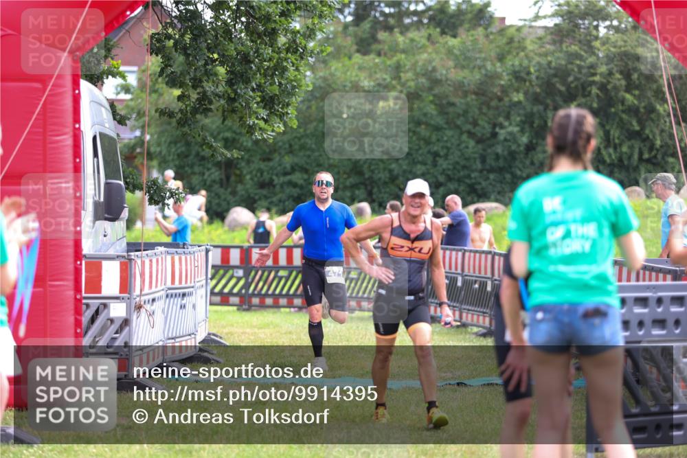 21.06.2026 - 29. Vierlanden-Triathlon Andreas Tolksdorf http://msf.ph/oto/9914395 21.06.2026 11:23:09 Ziel 443, 471 meine-sportfotos.de